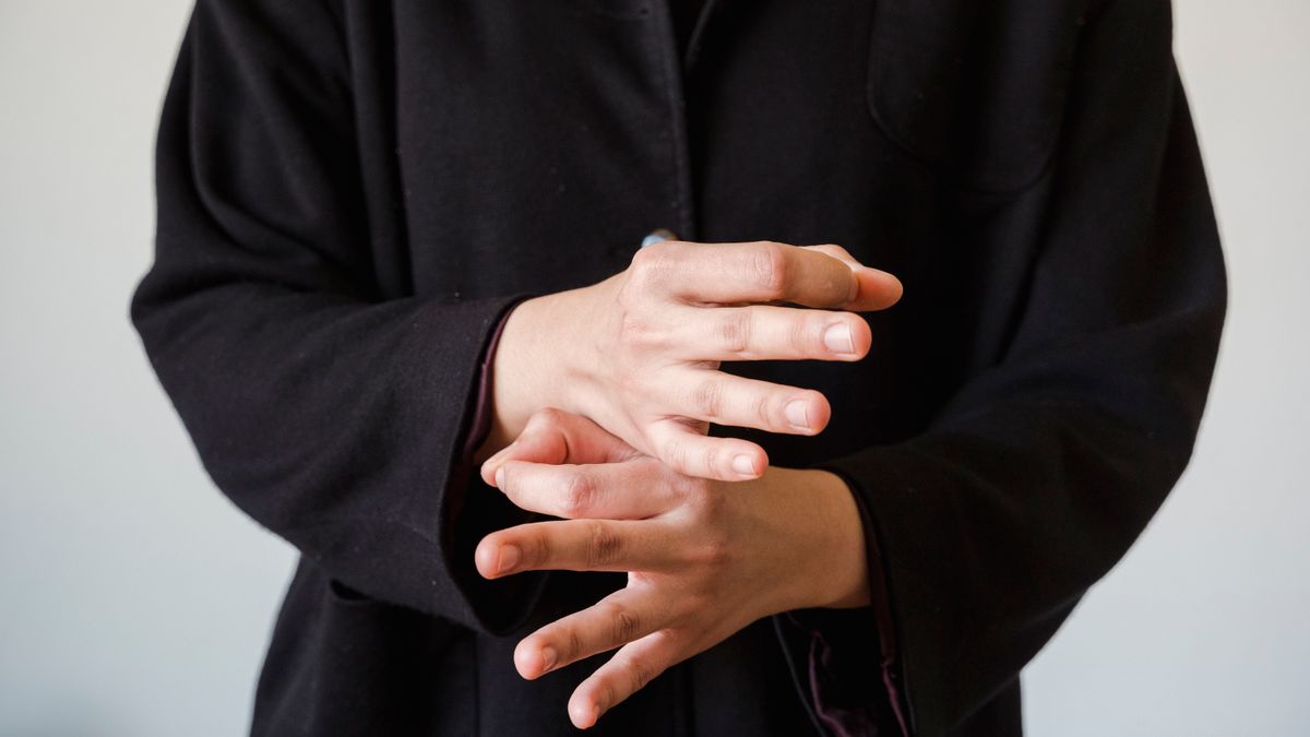 Deux mains en train de signer, vues de près, comme lorsqu'on s'exerce à l'alphabet de la langue des signes