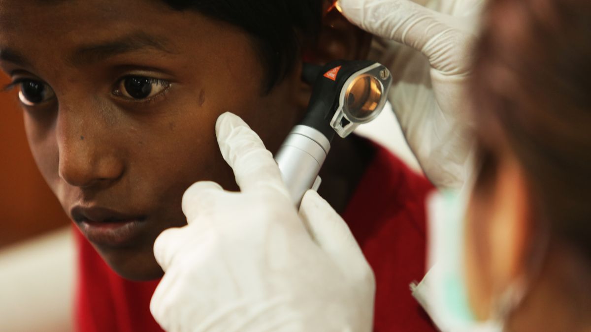 Examen de l'oreille à l'otoscope, une étape courante avant un test d'audition