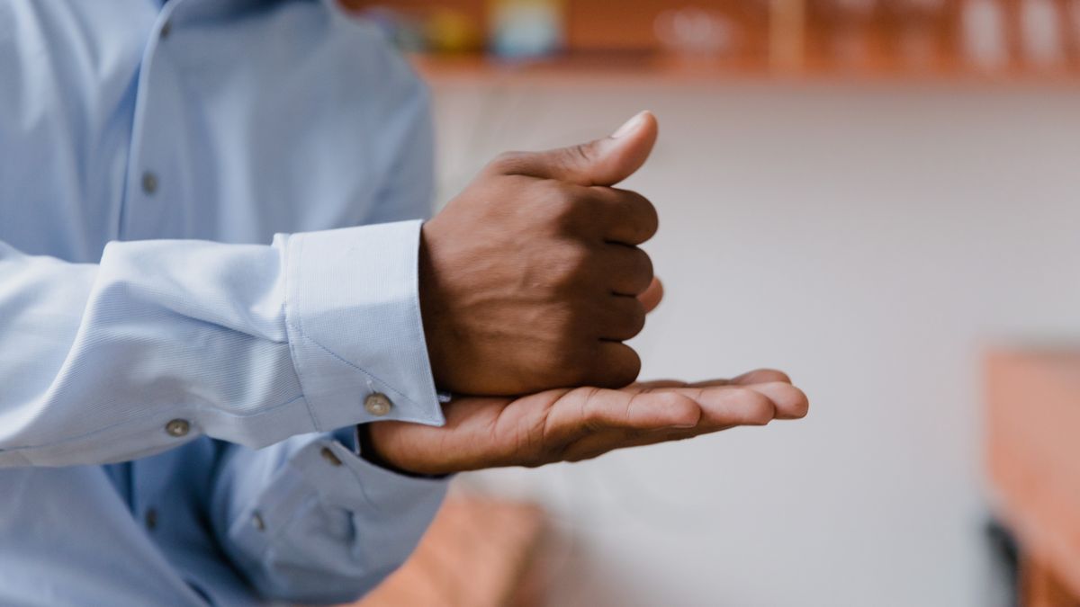 Homme en train de signer des deux mains : aucune langue des signes universelle ne couvre tous les pays