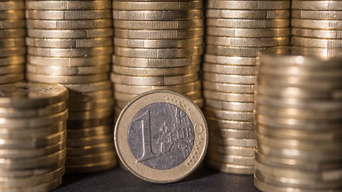 Piles de pièces d'un euro, en écho au prix d'une prothèse auditive