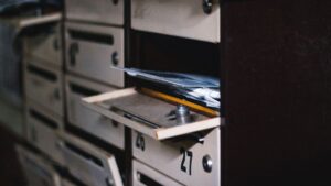Boîte aux lettres ouverte avec du courrier, par où arrive le remboursement d'un appareil auditif