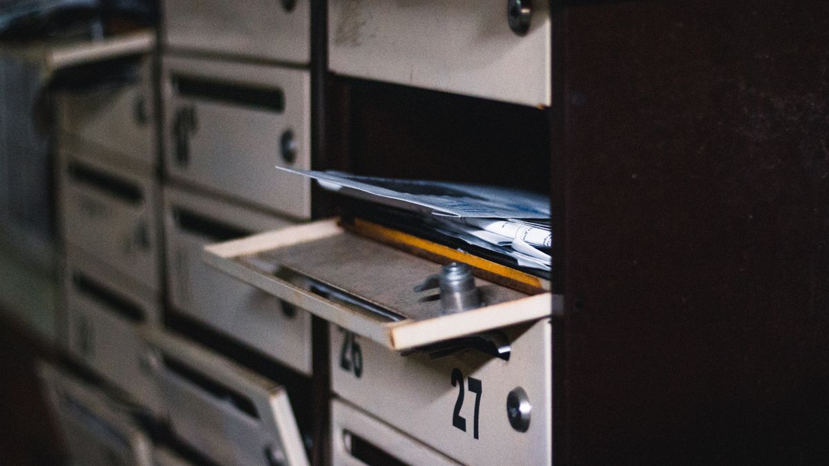 Boîte aux lettres ouverte avec du courrier, par où arrive le remboursement d'un appareil auditif